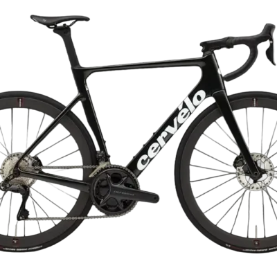 Schwarzes Cervélo Soloist Ultegra Di2 Rennrad 2024 mit weißem Logo, Carbonrahmen und Scheibenbremsen, Seitenansicht