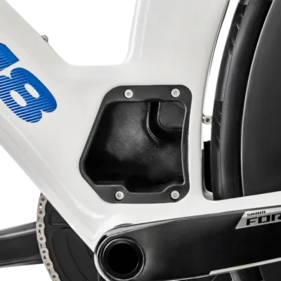 Argon 18 E119 Frameset Detail: integrierte Werkzeugbox im Unterrohr, weißer Rahmen mit blauer Schrift und Kettenblatt
