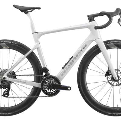 Weißes Bianchi Infinito PRO Rennrad mit Quarq-Leistungsmesser, Force eTap AXS 12‑fach Antrieb und tiefen Carbon-Laufrädern