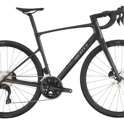 Scott Addict 40 Rennrad in mattschwarz, kompletter Seitenanschnitt mit Carbonrahmen, Scheibenbremsen und Rennlenker