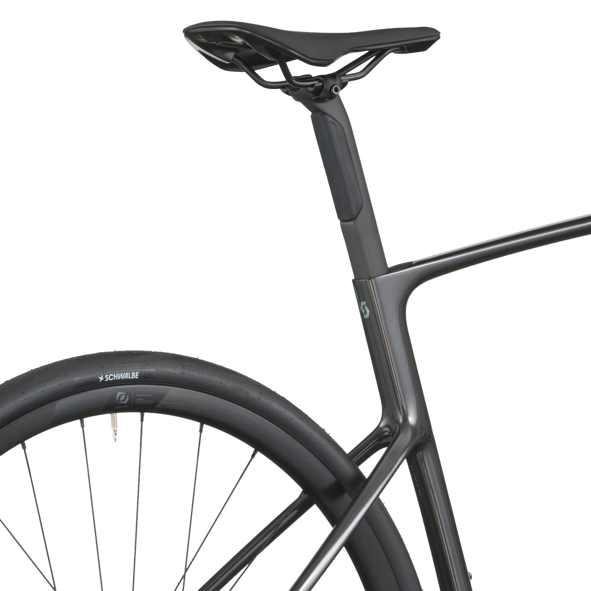 Scott Addict 40 Rennrad: schwarzer Sattel, Sattelstütze und Hinterrad mit Schwalbe-Reifen, Aero Rahmendetail