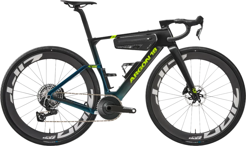 Argon 18 Anti Matter Gravel-Bike in schwarzem/grünem Finish mit SRAM Force XPLR AXS Antrieb, Carbon-Laufrädern und integriertem Oberrohr-Topcase
