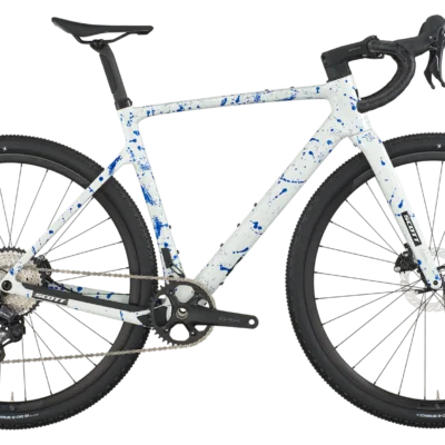 Scott Addict Gravel 30 Gravelbike in weiß mit blauen Farbspritzern, Scheibenbremsen und groben Reifen, Seitenansicht